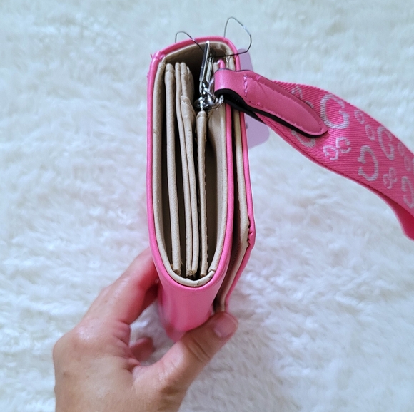Guess❓️ "Finnian" Wristlet - NWT - Picture 10 of 16